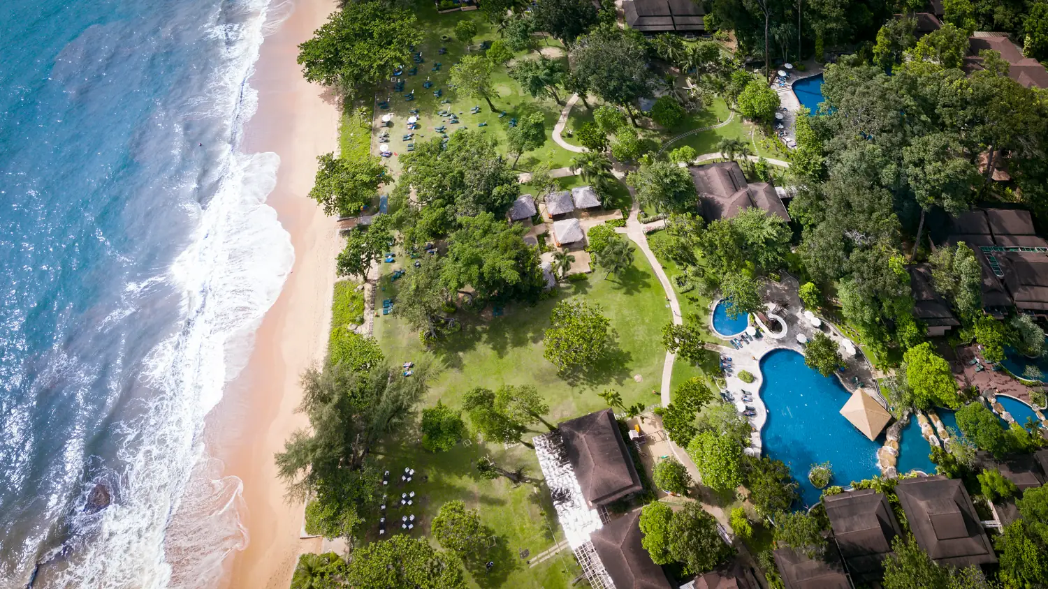 Beachfront lawns at Khaolak Merlin Resort