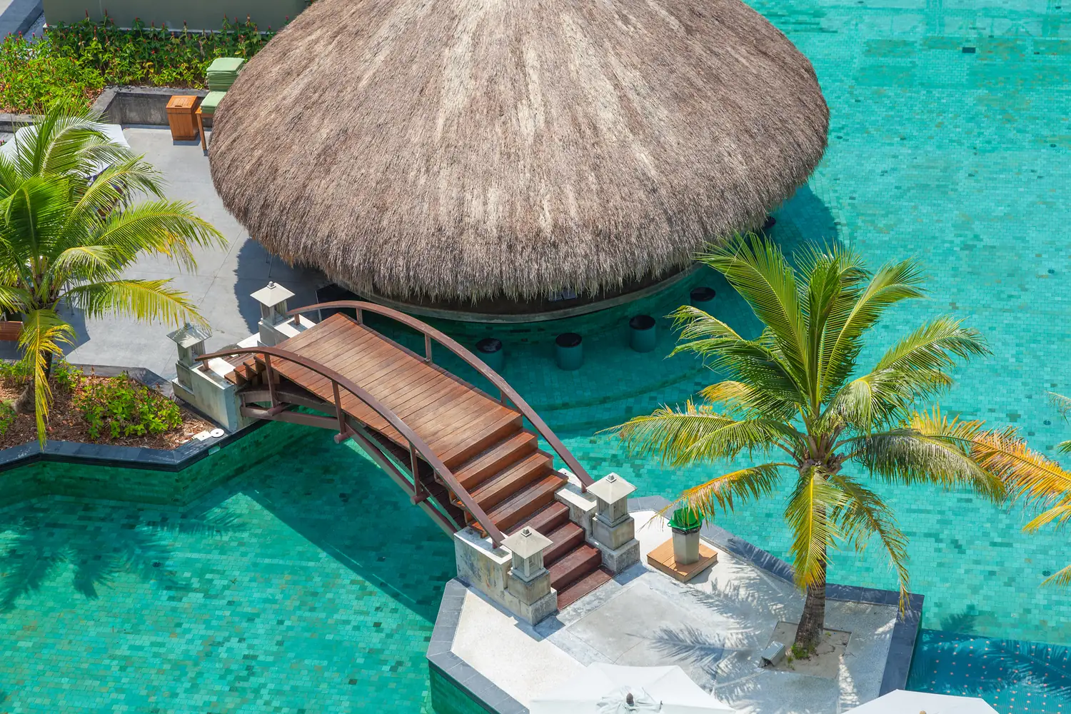 Swimming pool between the villas