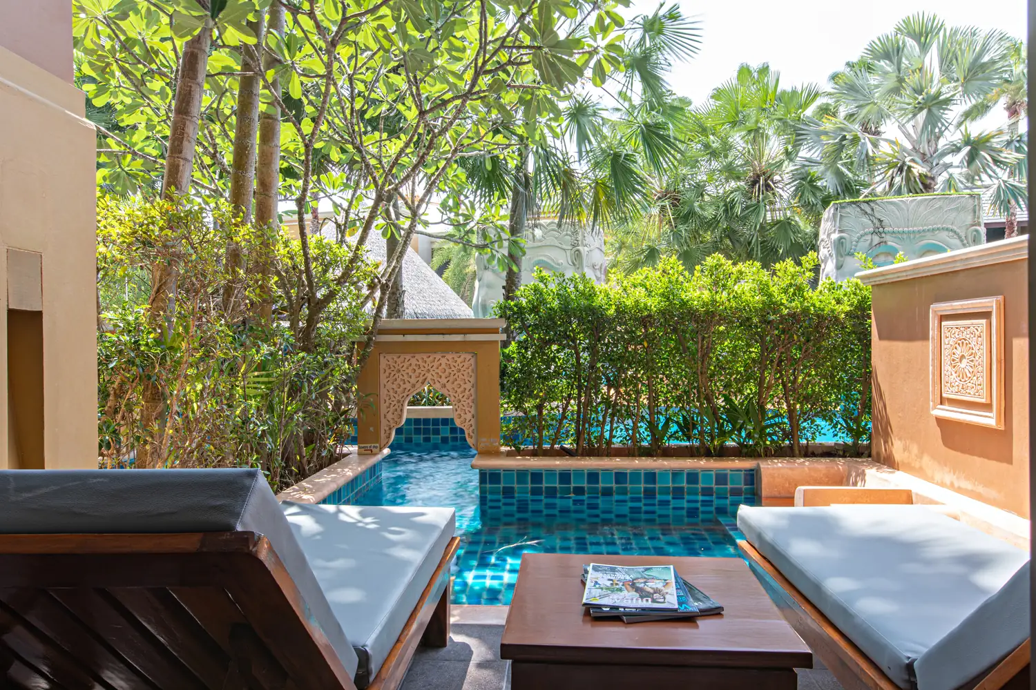 Deluxe pool-access room