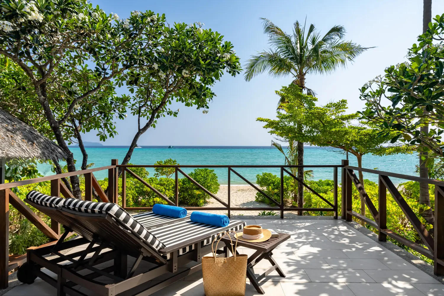 Beachfront junior suite terrace