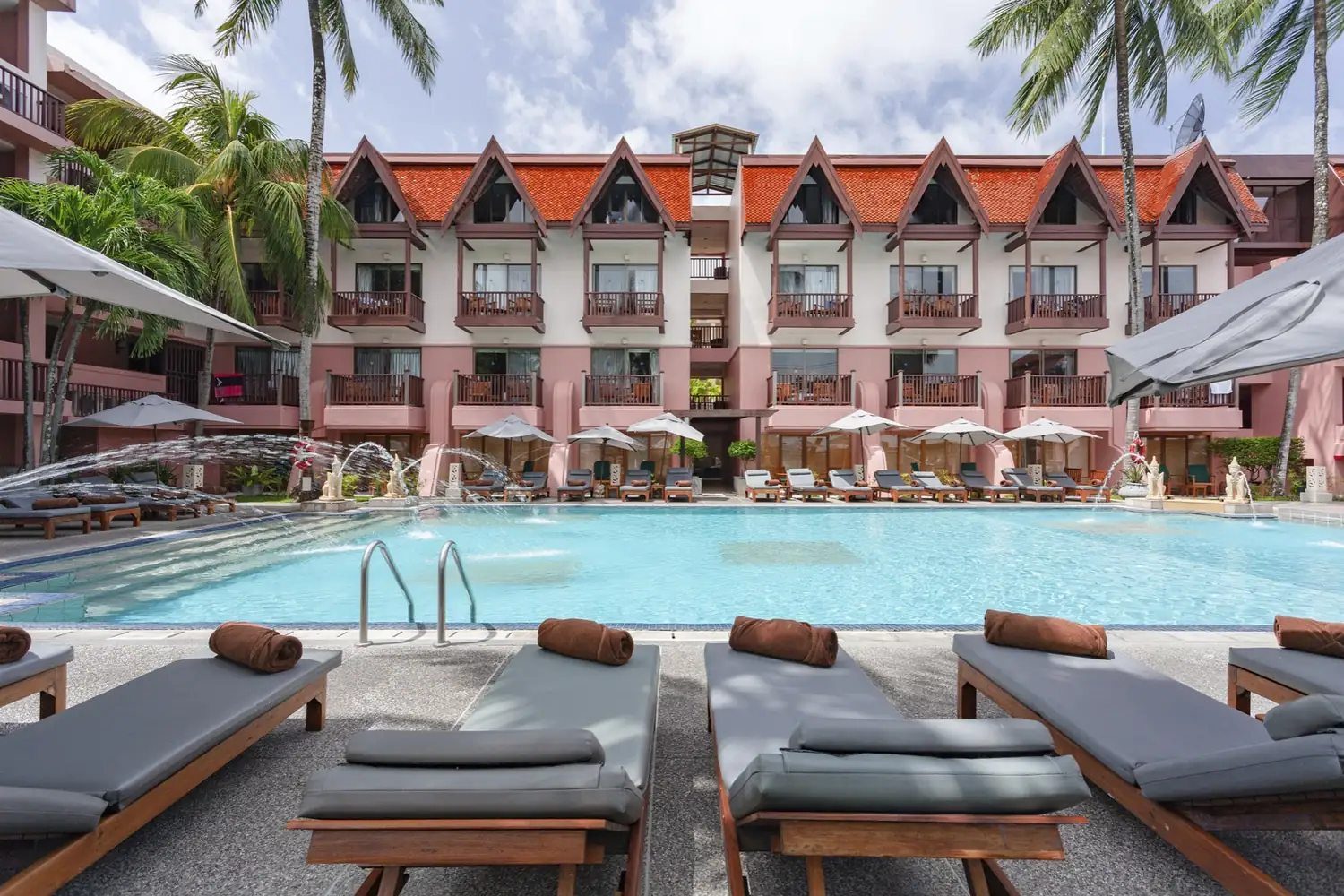 Swimming pool in the courtyard between guest wings