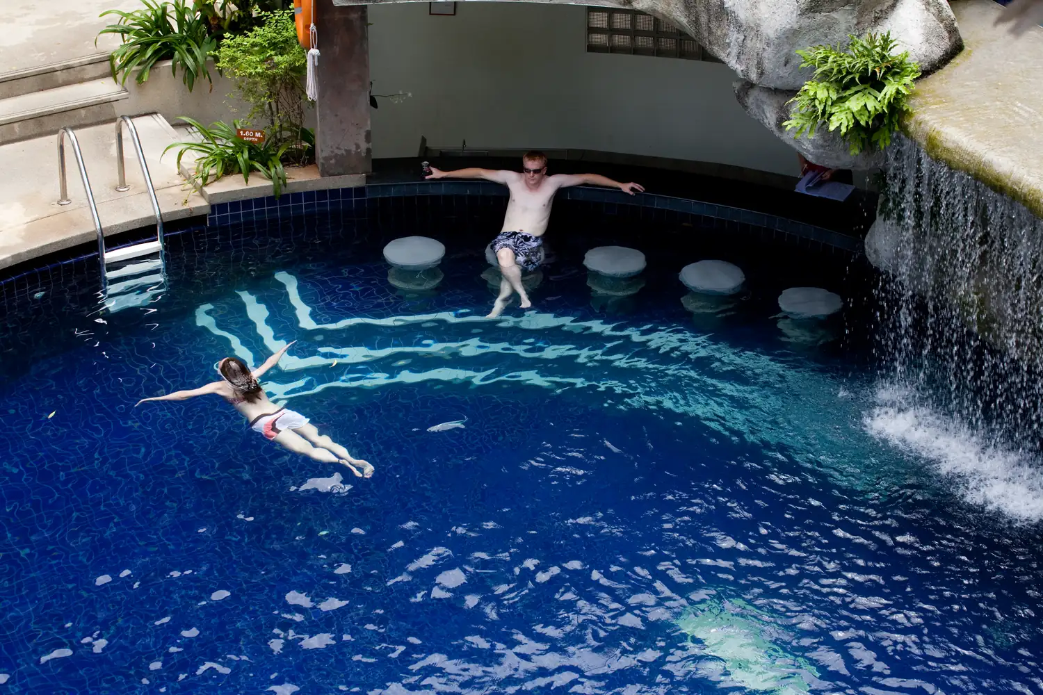 Swim-up pool bar