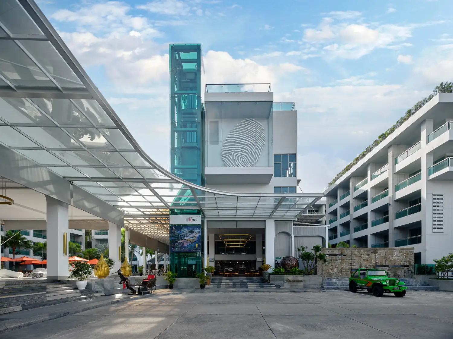 Hotel entrance and Kee Sky Lounge tower